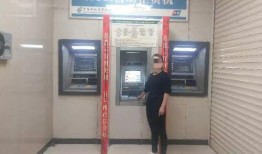 爆料视频一女子银行取钱,女子取钱过程引发热议！