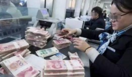 爆料视频一女子银行取钱,女子取钱过程引发热议！